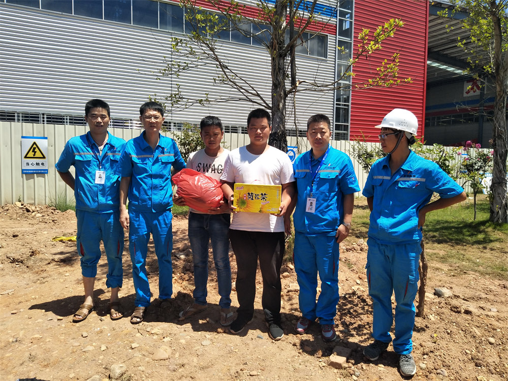 2018年7月18日 上杭旷远能源总经理高温慰问到工地，炎炎夏日送清凉